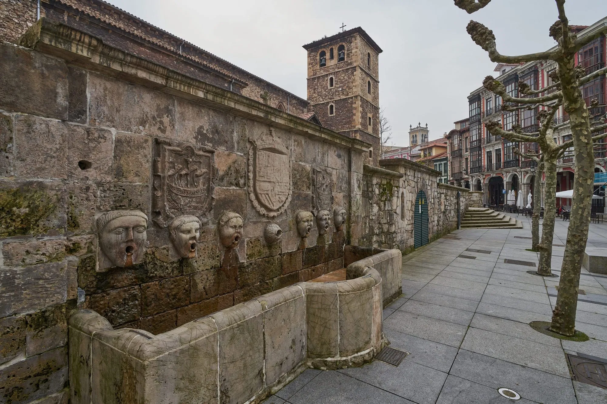 Fuente de los Caños de San Francisco, located in the Asturian town of Avilés. Located next to the Palace of Ferrera and the church of San Nicolás de Bari. It is a civil work of the seventeenth century